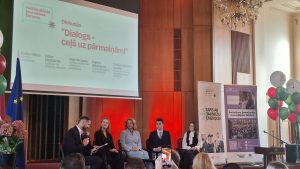 Diskusija “Dialogs – ceļš uz pārmaiņām!” Nacionālajā Jaunatnes forumā ar pieciem runātājiem uz skatuves.