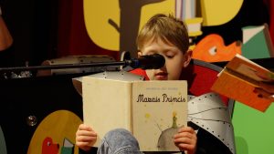 Zēns lasa grāmatu "Mazais Princis" Siguldas Bērnu un jauniešu literatūras festivālā.