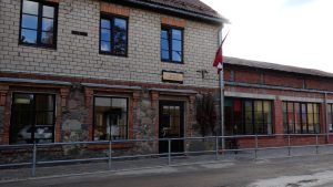 Stāķu pamatskolas ēka ar Latvijas karogu pie ieejas.