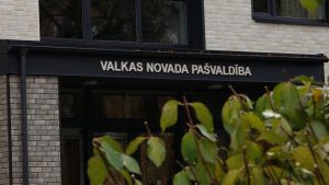 Valkas novada pašvaldības ēkas ieeja