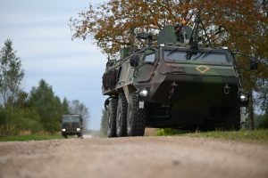 NATO bruņutransportieris militāro mācību laikā uz lauku ceļa Latvijā