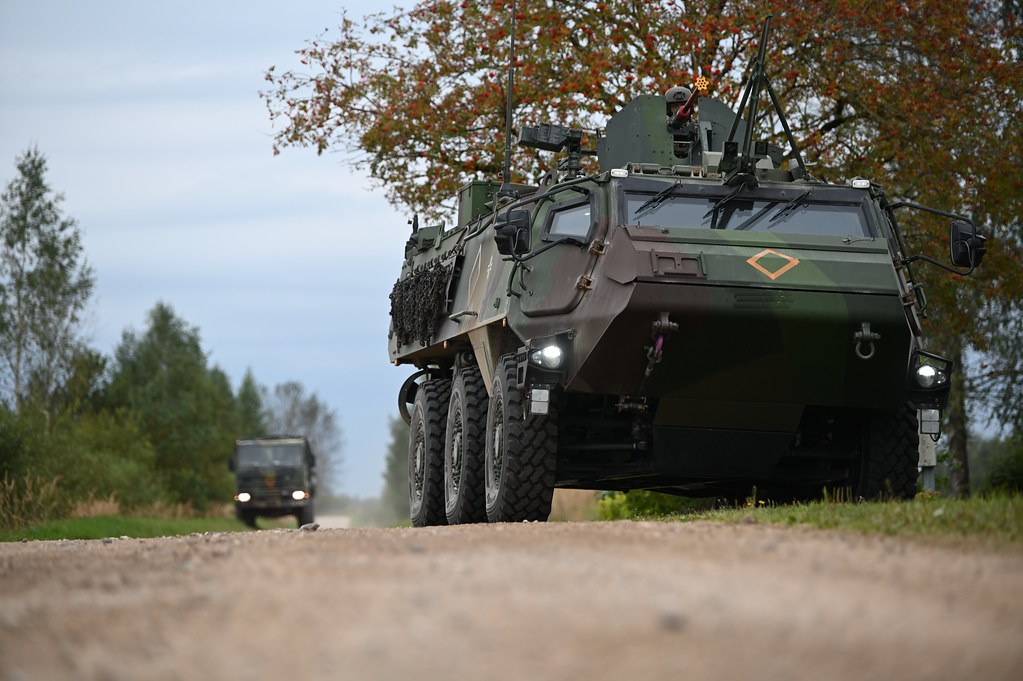 NATO bruņutransportieris militāro mācību laikā uz lauku ceļa Latvijā