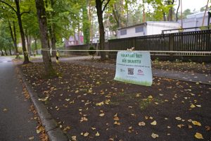 Zemes gabals Rīgā, Visbijas prospektā 4, ar sakoptu zemi un informatīvu zīmi par labiekārtošanas darbu rezultātu pavasarī.