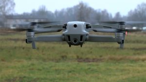 Dronu izmanto novērošanai un drošības uzraudzībai