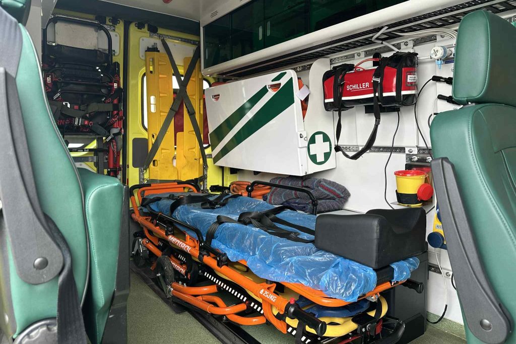 Medicīniskā aprīkojuma un nestuvju skats ātrās palīdzības automašīnas salonā.
