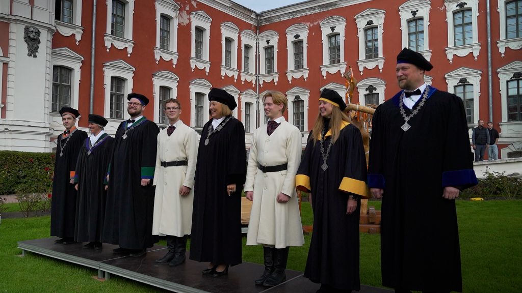 LBTU mācībspēki un pārstāvji akadēmiskajos talāros un studentu svinību tērpos.