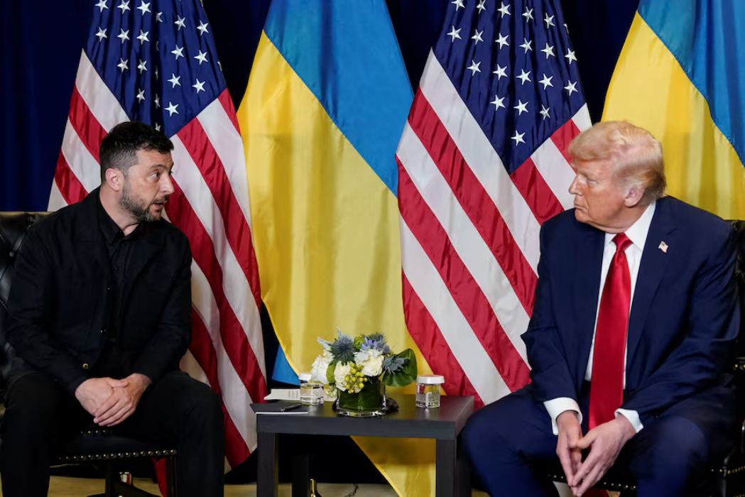 Ukrainas prezidents Volodimirs Zelenskis un ASV prezidents Donalds Tramps tikšanās laikā Vašingtonā, aiz viņiem redzamas abu valstu karogi.