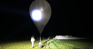 Lietuvas robežsargs naktī pārbauda meteoroloģisko balonu ar kontrabandas kravu no Baltkrievijas.