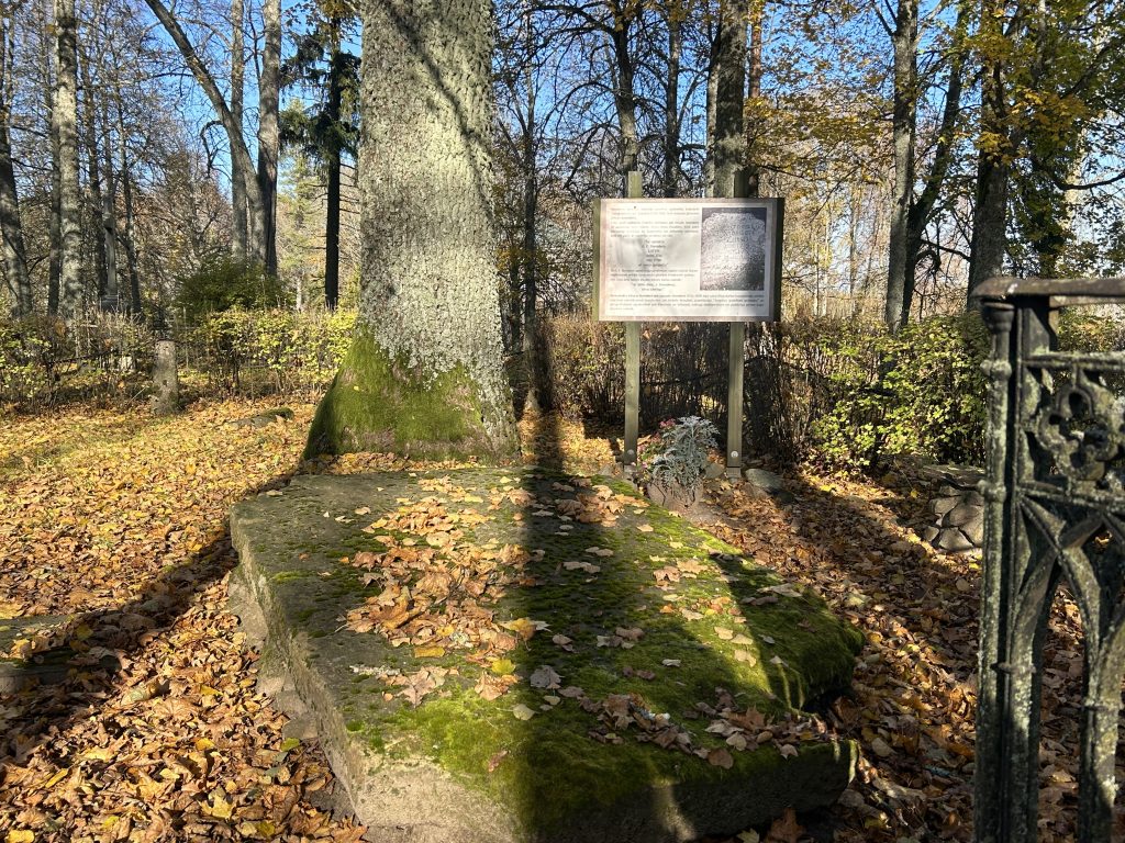 Gotharda Frīdriha Stendera kapavieta – liels, ar sūnām apaudzis akmens kapu kalniņā, ko ieskauj rudens lapas. Aiz akmens informatīvs stends.