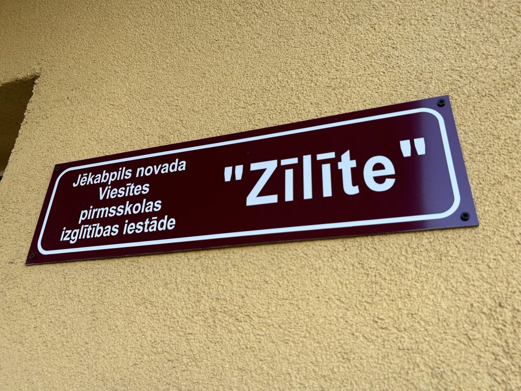 Plāksne ar uzrakstu: Jēkabpils novada Viesītes pirmsskolas izglītības iestāde "Zīlīte".