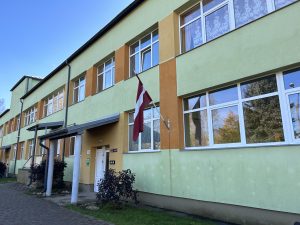 Viesītes pirmsskolas izglītības iestādes "Zīlīte" ēka ar Latvijas karogu pie ieejas.