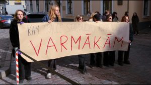 Protestētāji tur lielu plakātu ar uzrakstu: "KAM TRAUCĒ STAMBULAS KONVENCIJA VARMĀKĀM".