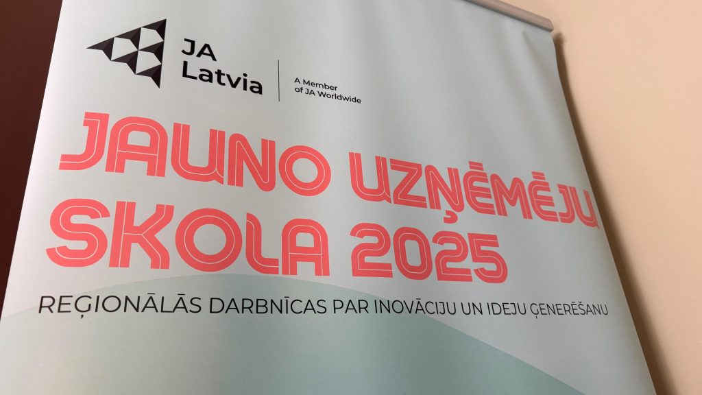 JA Latvia baneris ar uzrakstu "Jauno Uzņēmēju Skola 2025" un tekstu par reģionālajām darbnīcām.