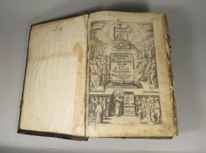 Sena vācu valodā drukāta Bībele ar ilustrētu titullapu