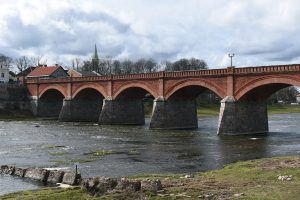 Kuldīgas ķieģeļu tilts pār Ventu un vecpilsētas vēsturiskā apbūve UNESCO pasaules mantojuma teritorijā.