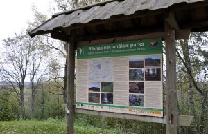 Rāznas Nacionālā parka informatīvais stends Latgalē rudenī.