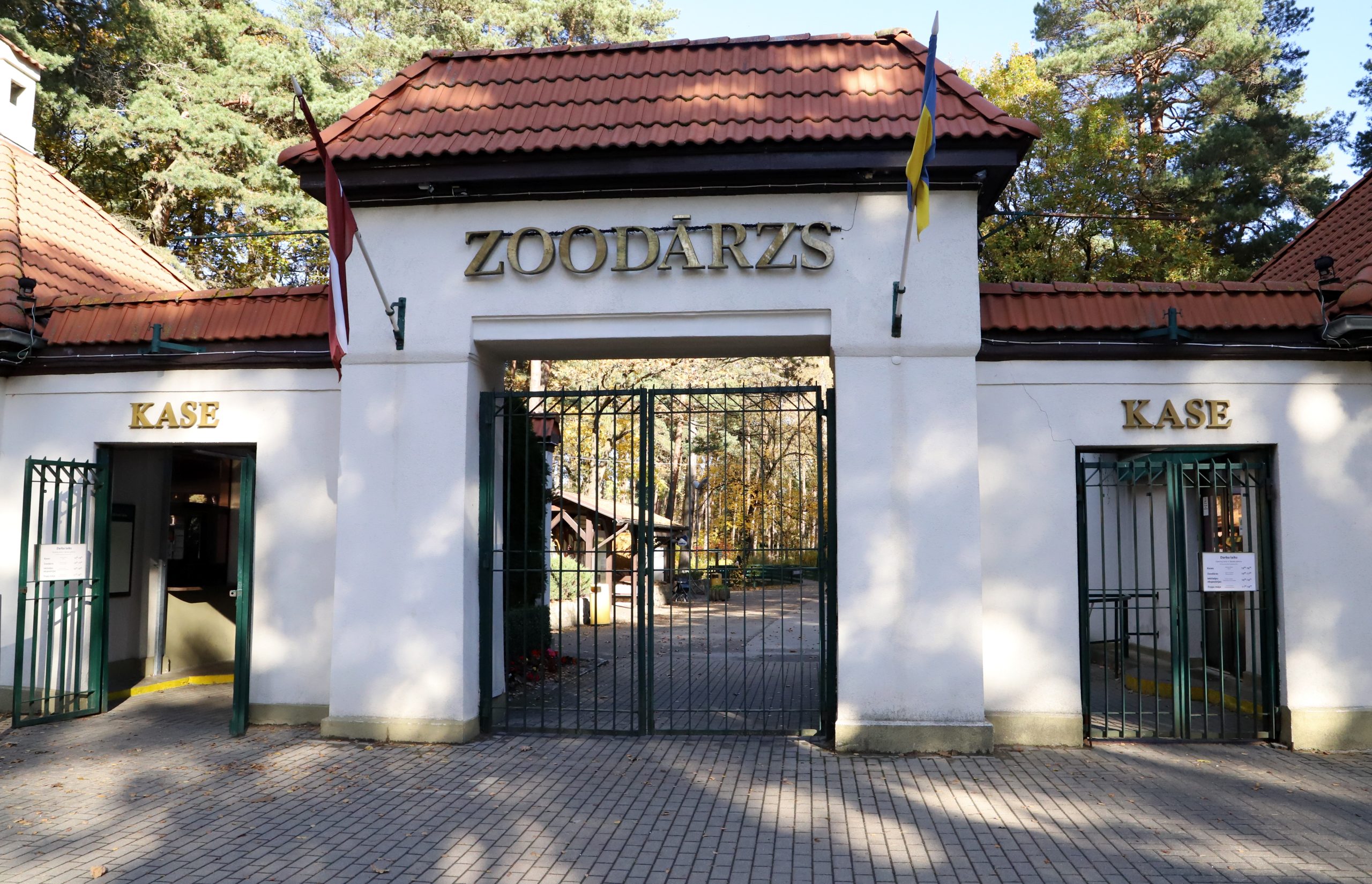 Galvenā ieeja Rīgas Zooloģiskajā dārzā ar uzrakstu 
