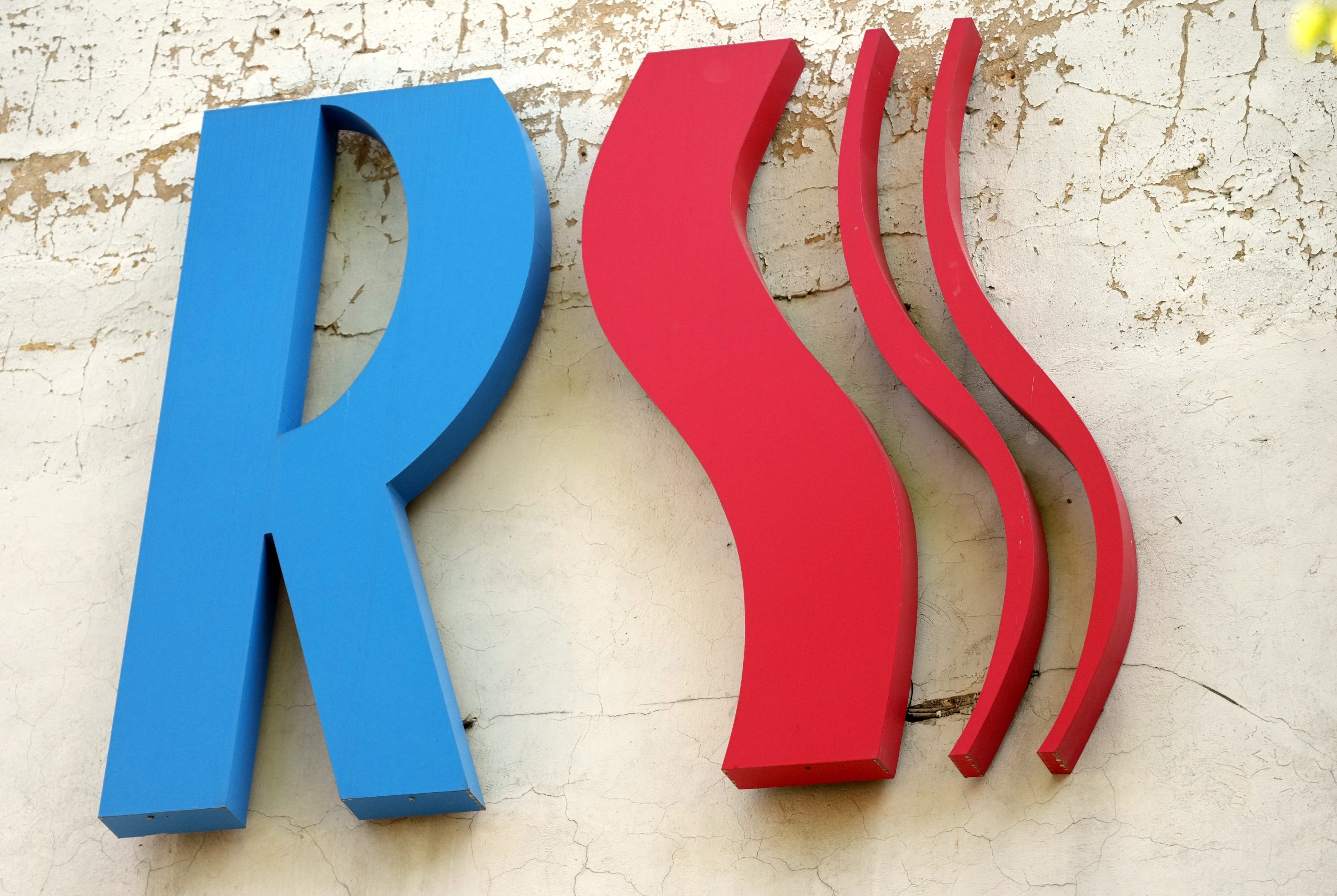 Rīgas siltuma logotips uz ēkas sienas.