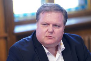 Latvijas Bankas Monetārās politikas pārvaldes vadītājs Uldis Rutkaste (portrets) oficiālā uzvalkā diskusijas vai pasākuma laikā.
