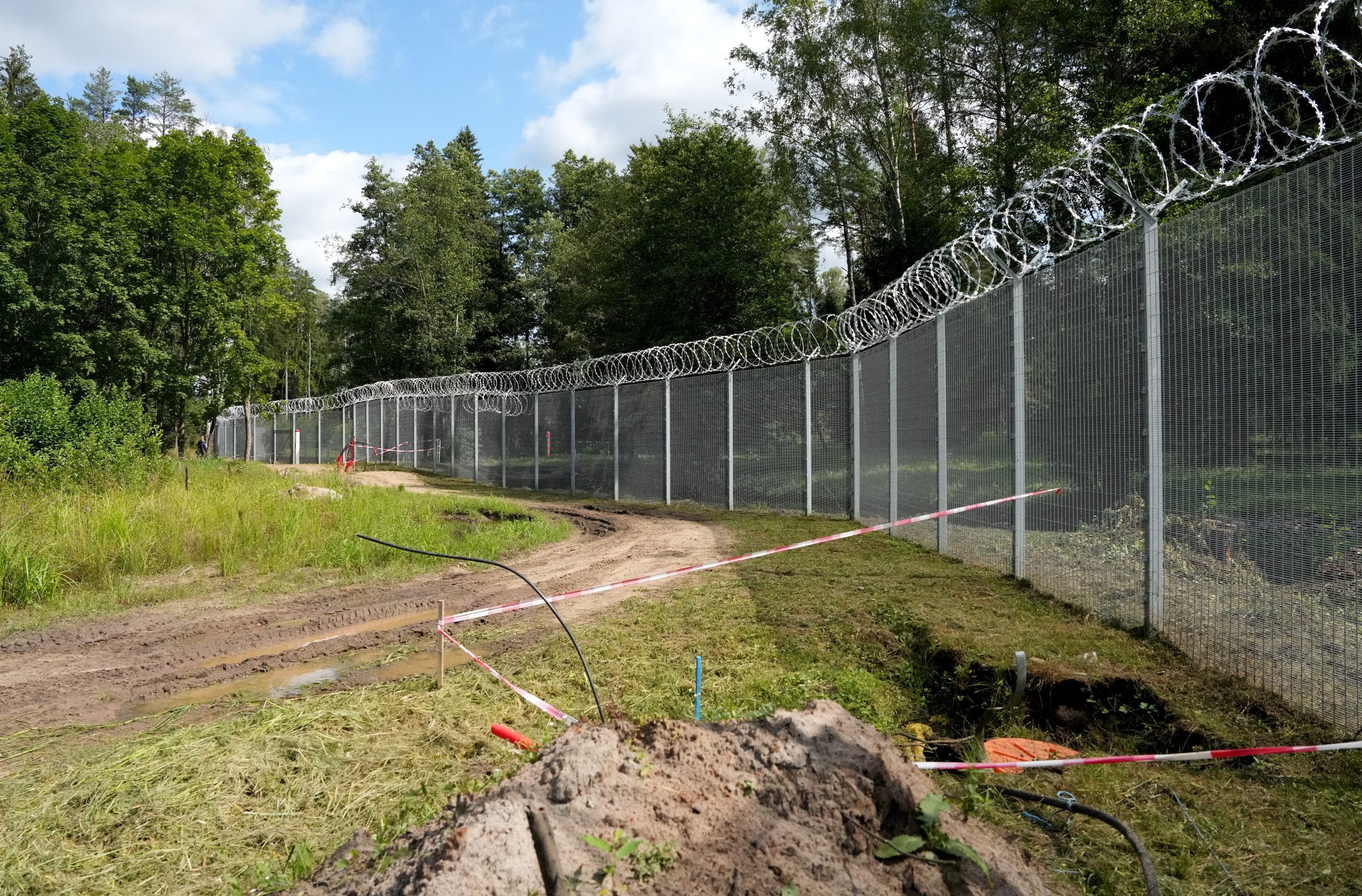Drošības žogs ar dzeloņstieplēm uz Latvijas robežas meža apvidū