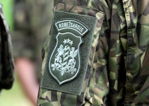 Latvijas Valsts robežsardzes formas tērps ar emblēmu uz piedurknes.