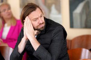 Latvijas Darba devēju konfederācijas ģenerāldirektors Kaspars Gorkšs (LDDK) sēž un koncentrēti klausās vai domā, ar rokām sakļautām pie sejas.