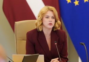 Ministru prezidente Evika Siliņa preses konferencē pēc kiberuzbrukuma valsts vietnēm.