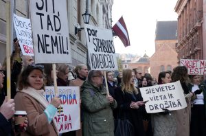 Protests pie Saeimas par Stambulas konvencijas saglabāšanu, cilvēki ar plakātiem “Sit – tad nemīl”, “Par Stambulas konvenciju”, “Sievietes vieta ir drošībā”.