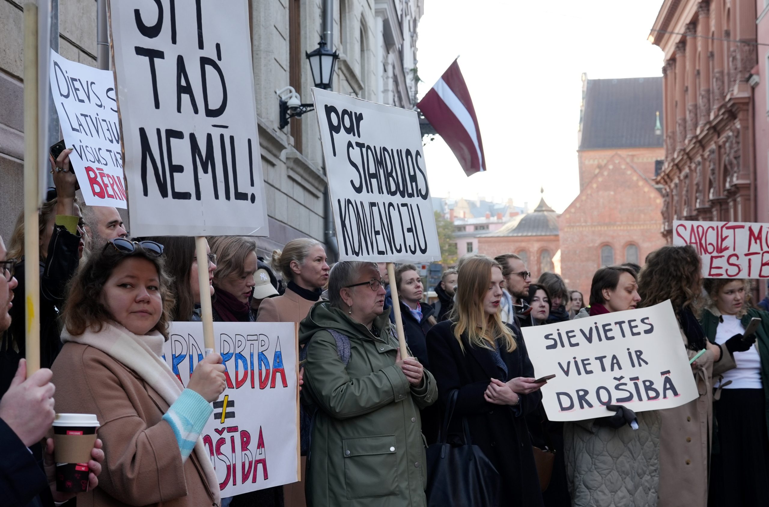 Protests pie Saeimas par Stambulas konvencijas saglabāšanu, cilvēki ar plakātiem “Sit – tad nemīl”, “Par Stambulas konvenciju”, “Sievietes vieta ir drošībā”.