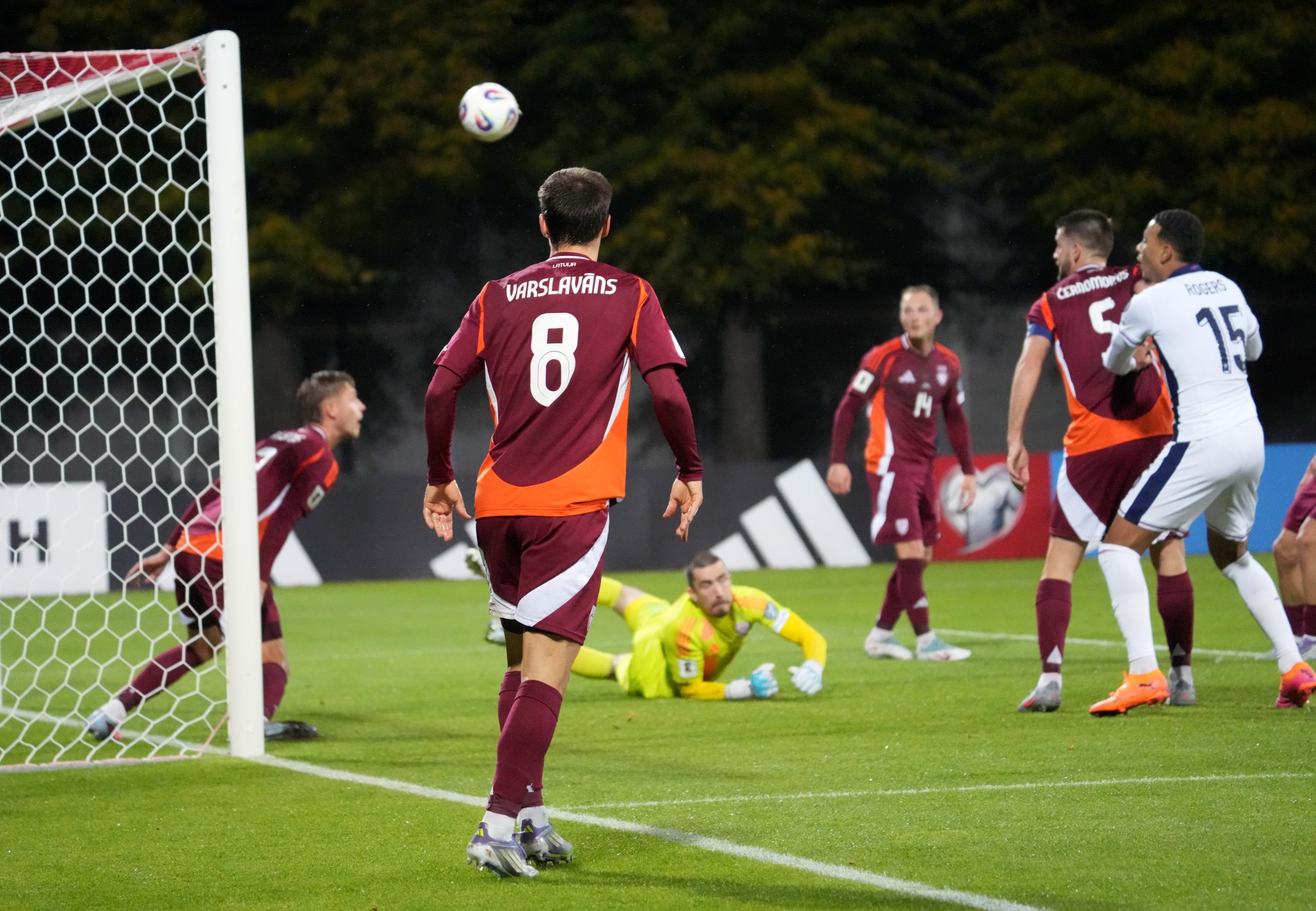Latvijas futbola izlases spēlētāji aizsargā savus vārtus spēlē pret Anglijas komandu.