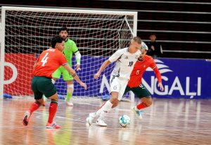 Telpu futbola pārbaudes spēle starp Latvijas izlasi (baltā formā) un Portugāles izlasi (oranži zaļā formā).