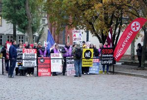 Protests pret Stambulas konvenciju ar plakātiem un karogiem Rīgā