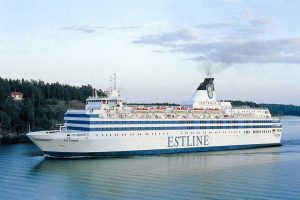Pasažieru prāmis “Estonia” dodas cauri Stokholmas arhipelāgam mierīgos ūdeņos.