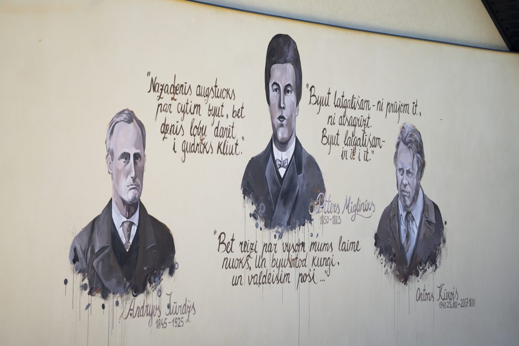 Mūris ar trim Nautrēnu kultūrtelpas ievērojamu personību portretiem un citātiem latgaliešu valodā.