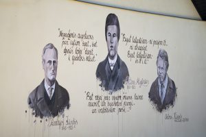 Mūris ar trim Nautrēnu kultūrtelpas ievērojamu personību portretiem un citātiem latgaliešu valodā.