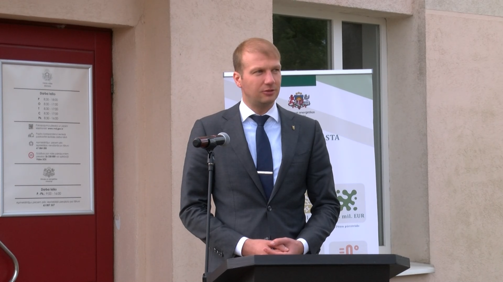 Klimata un enerģētikas ministrs Kaspars Melnis uzrunā pasākuma atklāšanas brīdī.