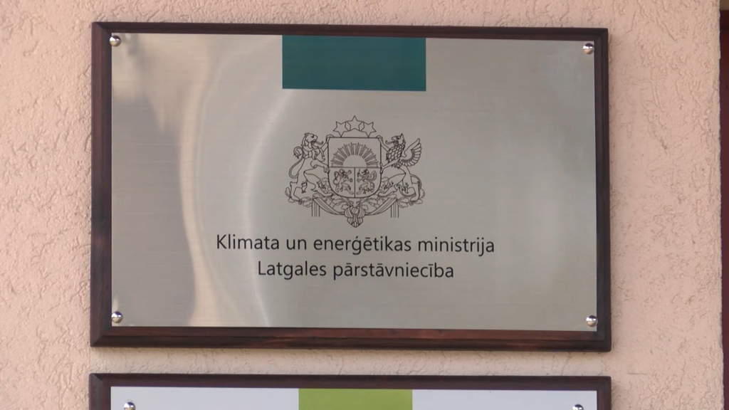 Plāksne ar uzrakstu "Klimata un enerģētikas ministrija Latgales pārstāvniecība".