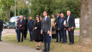 Klimata un enerģētikas ministrs Kaspars Melnis un citi atklāšanas pasākuma dalībnieki.