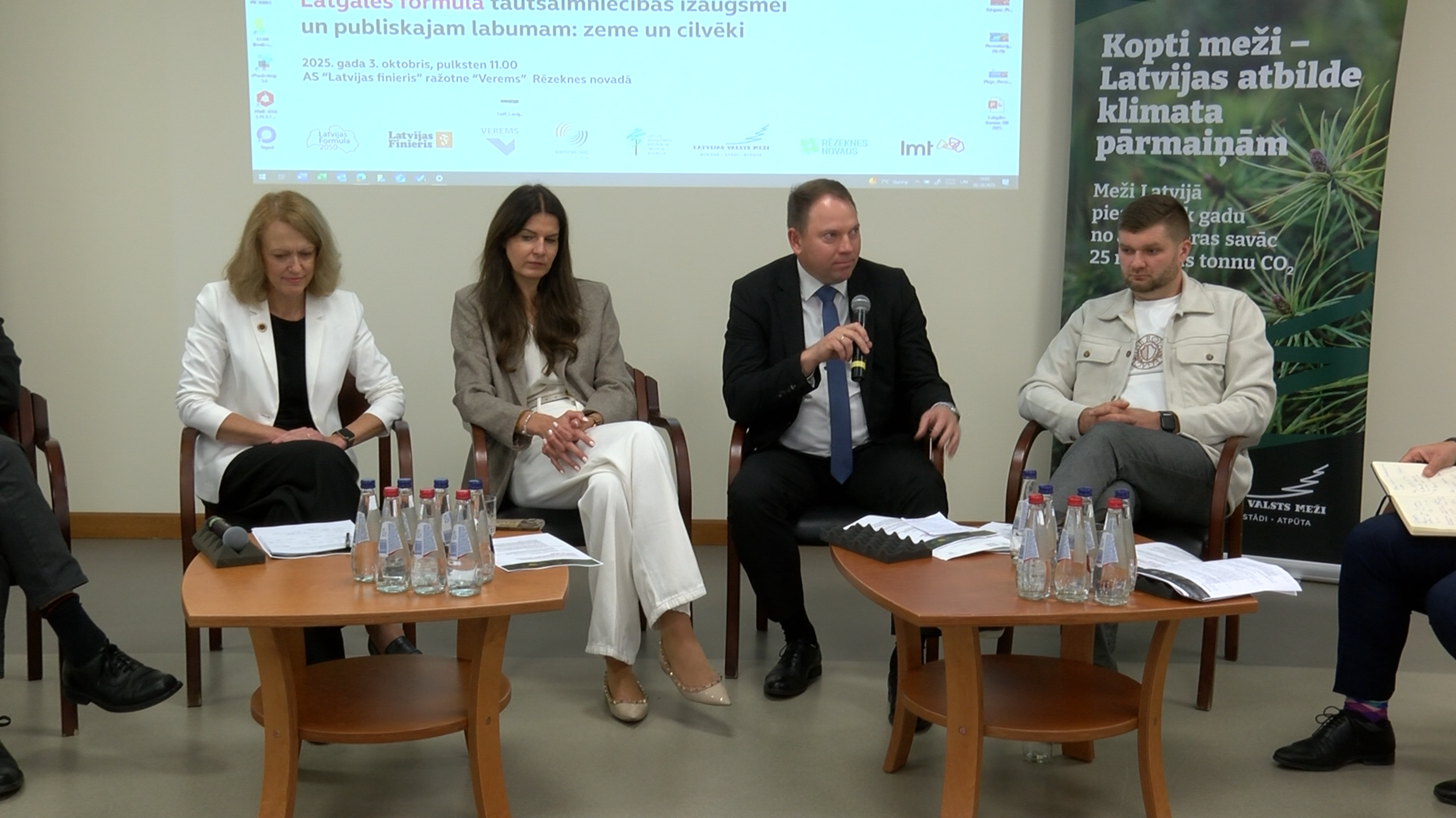 Diskusijas dalībnieki sēž pie galda Rēzeknes novadā notikušajā forumā “Latgales formula tautsaimniecības izaugsmei un publiskajam labumam: zeme un cilvēki”.