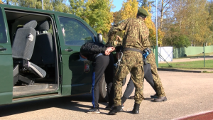 Robežsargi aiztur personas mācību laikā pie dienesta transporta