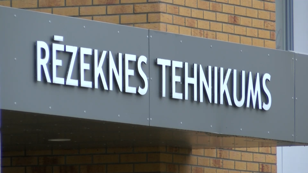 Tuvplāns uz tilta virs ieejas ar uzrakstu "RĒZEKNES TEHNIKUMS".