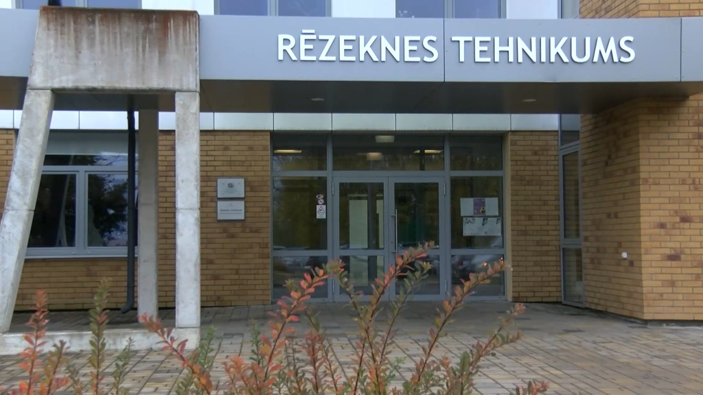 Rēzeknes Tehnikuma galvenā ieeja un izkārtne virs tās.