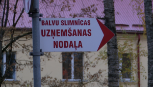 Norādes zīme uz Balvu slimnīcas uzņemšanas nodaļu.