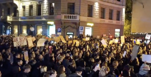 Protestētāji ar plakātiem pulcējušies Rīgas centrā vakarā
