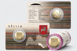Latvijas Bankas izdotā 2025. gada Sēlijas 2 eiro piemiņas monēta ar iepakojumu un tehnisko aprakstu.