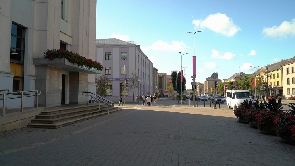 Ieeja Jelgavas valstspilsētas pašvaldības administrācijas ēkā ar kāpnēm un uzrakstu "JELGAVAS DOME" pie ieejas.