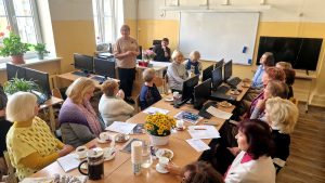 Senioru universitātes nodarbība ar lekciju un diskusiju