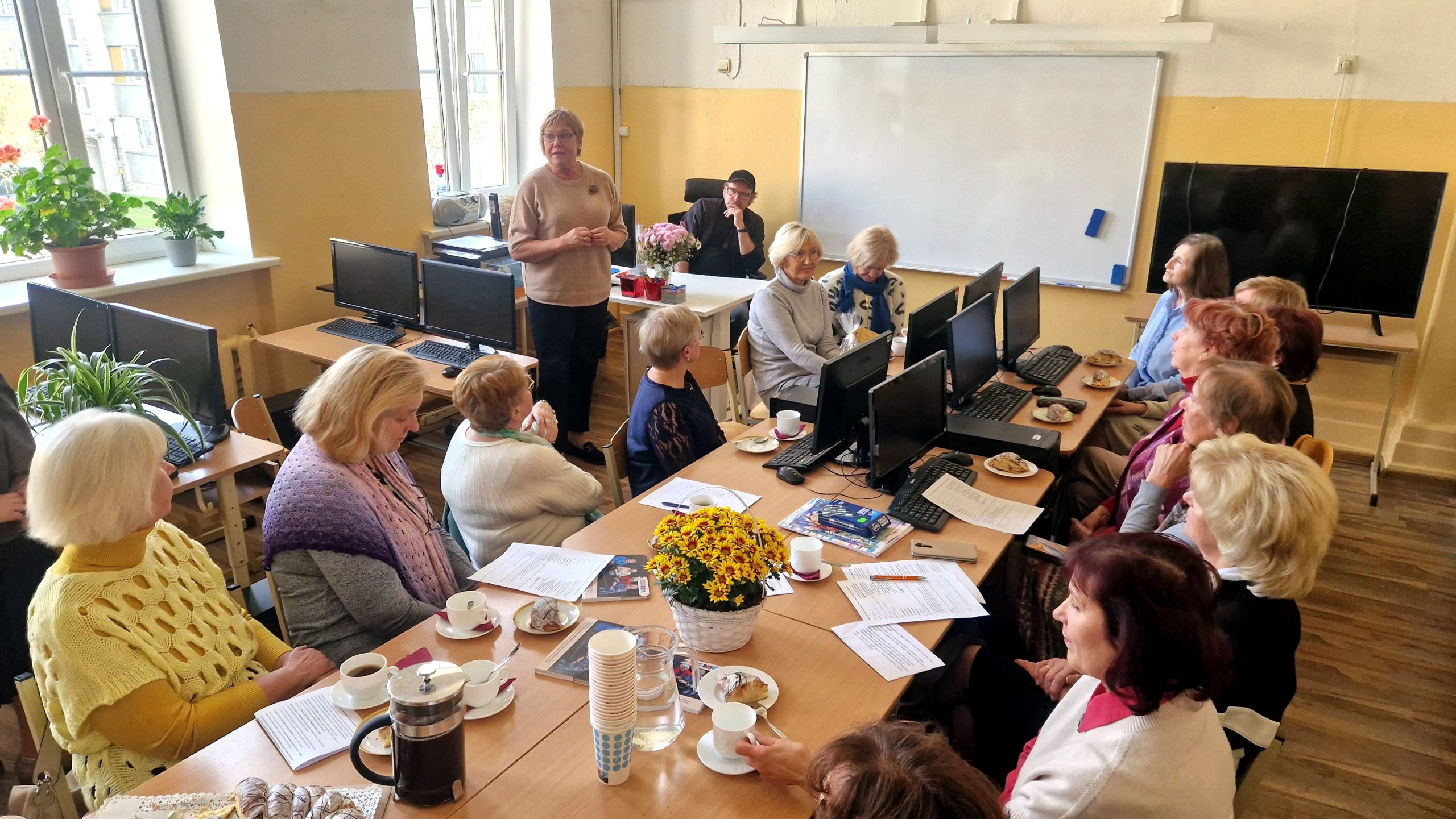 Senioru universitātes nodarbība ar lekciju un diskusiju