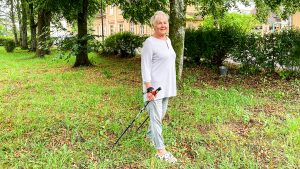 Vija Supe-Ābele nūjošanas pastaigā Kuldīgā pie vēsturiskajām ēkām