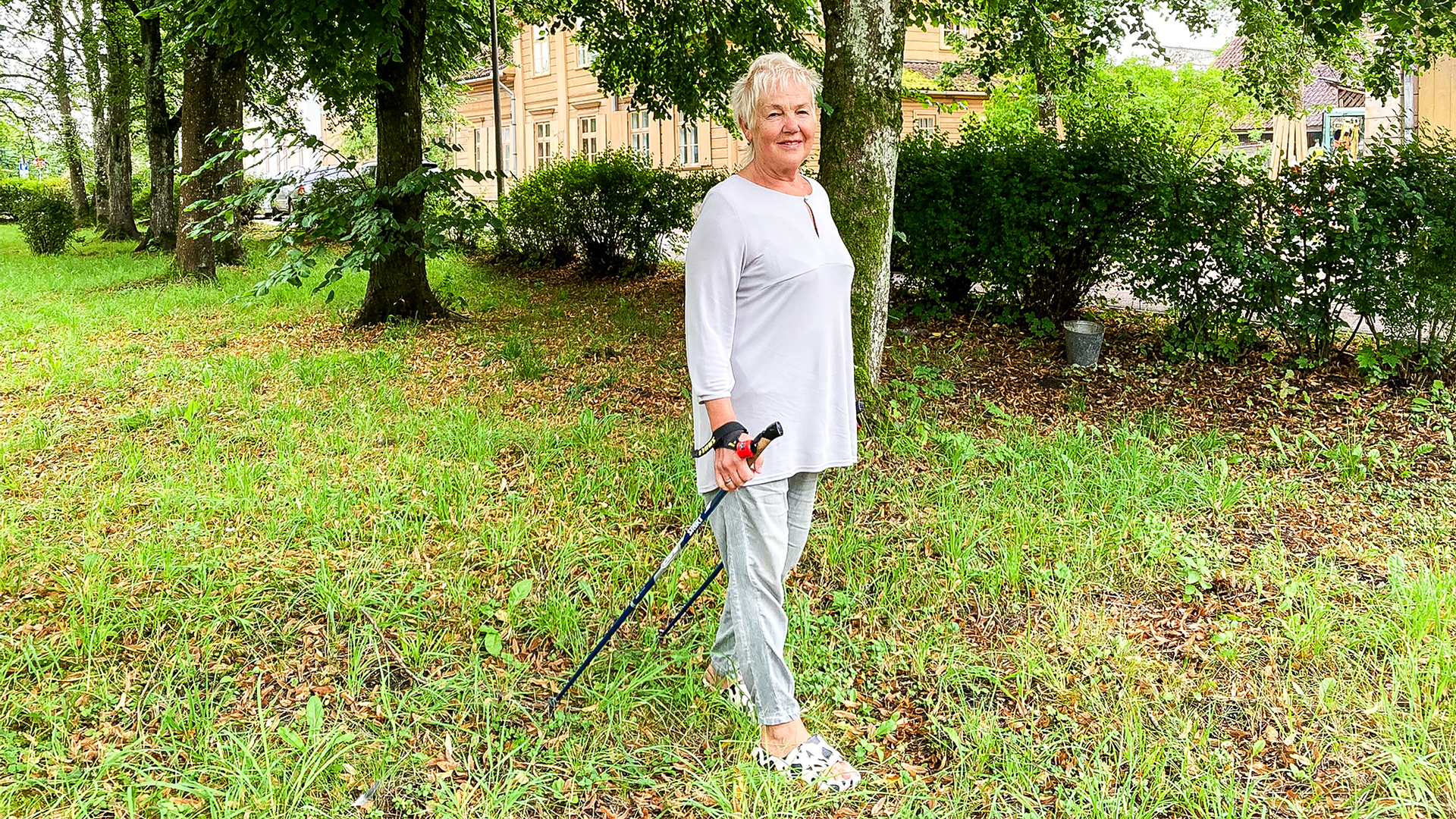 Vija Supe-Ābele nūjošanas pastaigā Kuldīgā pie vēsturiskajām ēkām